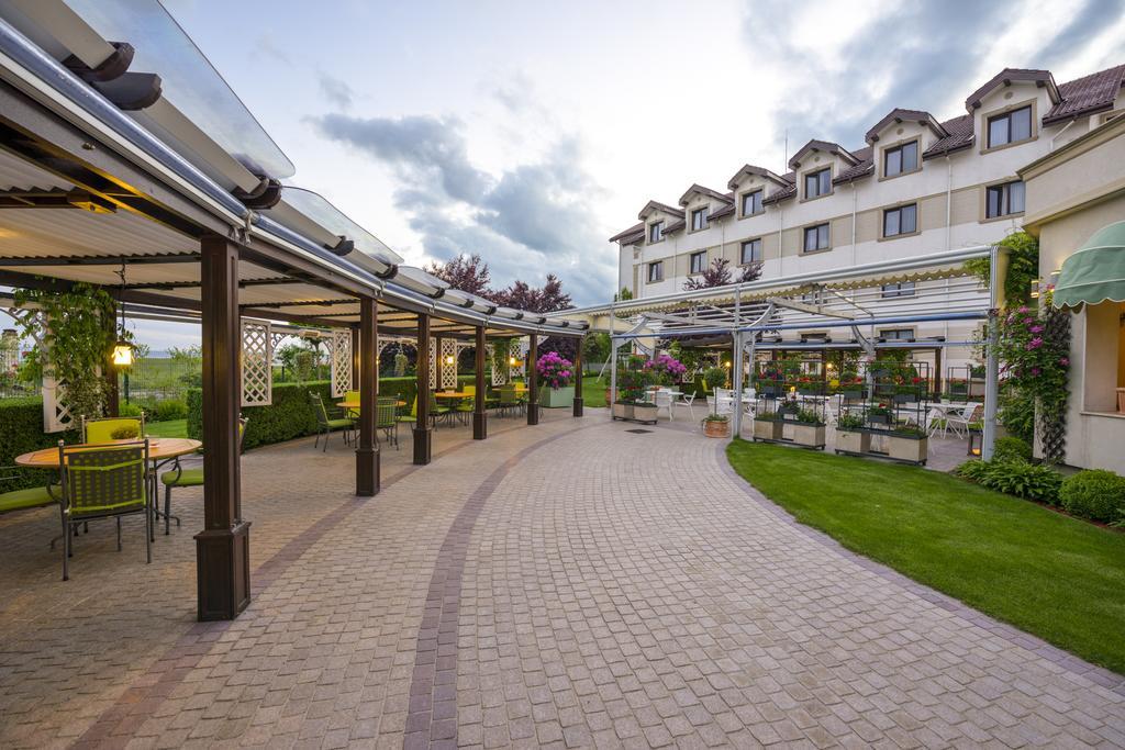 Hotel Sonnenhof Suceava Exterior photo